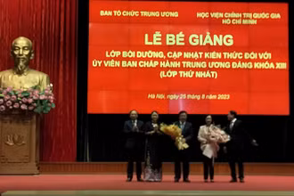 Đại diện Lớp tặng hoa các đồng chí trong Ban Chỉ đạo Lớp học.