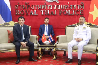 Thứ trưởng Lương Tam Quang hội đàm với Phó Tổng Tư lệnh Cảnh sát Hoàng gia Thái Lan Surachate Hakparn. 