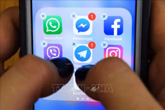Biểu tượng của các nền tảng mạng xã hội trên màn hình điện thoại thông minh. (Ảnh: AFP/TTXVN)