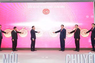 Các đại biểu nhấn nút khai trương phần mềm "Sổ tay đảng viên điện tử" của Đảng ủy Khối Doanh nghiệp Trung ương.