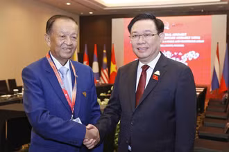Chủ tịch Quốc hội Vương Đình Huệ gặp Chủ tịch Quốc hội Vương quốc Thái Lan Wan Muhamad Noor Matha. (Ảnh: Doãn Tấn/TTXVN)