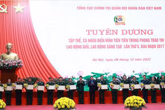 Đại tướng Lương Cường và Chủ tịch Tổng Liên đoàn Lao động Việt Nam Nguyễn Đình Khang trao khen thưởng tại hội nghị.