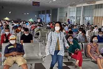 Hành khách chờ đến lượt mua vé tàu Tết sau khi đã lấy số thứ tự tại ga Sài Gòn.