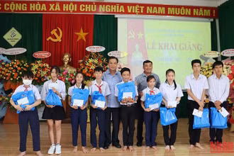 Lãnh đạo tỉnh Quảng Ngãi tặng quà cho các cháu khuyết tật có hoàn cảnh khó khăn.