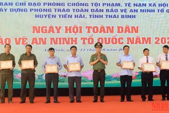 Thứ trưởng Công an Lê Quốc Hùng tặng Kỷ niệm chương “Bảo vệ an ninh Tổ quốc” và Bằng khen cho tập thể, cá nhân có thành tích xuất sắc trong phong trào “Toàn dân bảo vệ an ninh Tổ quốc”.