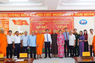 Lãnh đạo tỉnh Kiên Giang cùng cán bộ lãnh đạo, hưu trí, các chức sắc, người có uy tín là đồng bào Khmer dự họp mặt Chôl Chnăm Thmây năm 2023.