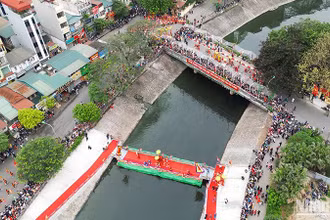 Nghi lễ “Độ hà” - rước kiệu Thánh qua sông Tô Lịch, được thực hiện bằng việc trai đinh khiêng kiệu lội qua sông Tô Lịch mà không đi trên cầu với hàm ý có từ xa xưa là “con không đi trên đầu cha”.