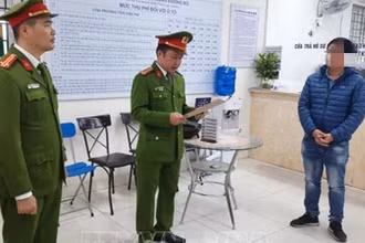 Công an tỉnh Hải Dương đọc lệnh khám xét Trung tâm đăng kiểm xe cơ giới 34-05D.