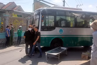 Lực lượng Cơ quan điều tra và Viện Kiểm sát nhân dân thành phố Biên Hòa có mặt tại hiện trường điều tra vụ tai nạn.