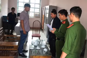Cơ quan Công an thi hành lệnh bắt Nông Văn Hoành (áo kẻ), nguyên Phó Giám đốc Văn phòng đăng ký đất đai huyện Thạch An, tỉnh Cao Bằng.