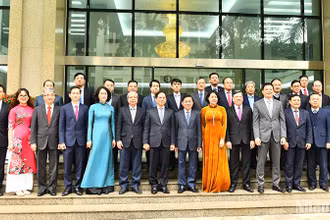 Đồng chí Trần Cẩm Tú, Ủy viên Bộ Chính trị, Bí Thư Trung ương Đảng, Chủ nhiệm Ủy ban Kiểm tra Trung ương với các Trưởng Cơ quan đại diện Việt Nam ở nước ngoài tại buổi gặp mặt. (Ảnh: Đăng Khoa)