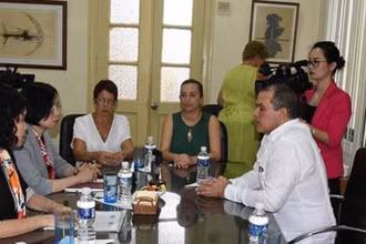 Tổng Giám đốc Thông tấn xã Việt Nam Vũ Việt Trang hội đàm với Chủ tịch Prensa Latina Luis Enrique González Acosta. (Ảnh: Mai Phương/Pv TTXVN tại La Habana)