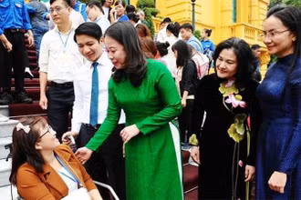 Phó Chủ tịch nước Võ Thị Ánh Xuân động viên các đại biểu tham dự chương trình “Tỏa sáng nghị lực Việt” năm 2022. (Ảnh: TTXVN)