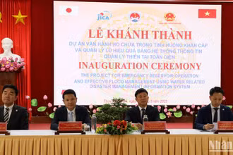 Lãnh đạo Cục Quản lý đê điều và Phòng, chống thiên tai, Ủy ban nhân dân tỉnh Thừa Thiên Huế cùng các đơn vị đối tác của Nhật Bản phối hợp tổ chức khánh thành dự án.