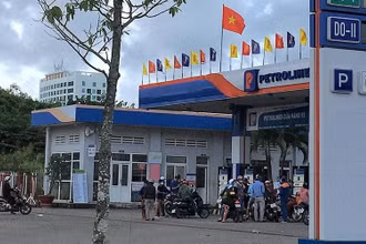 Người dân mua nhiên liệu tại một điểm bán xăng dầu ở Cà Mau.