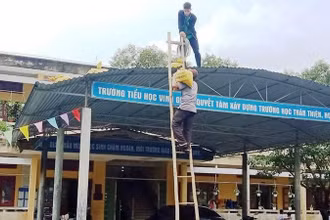 Các đơn vị trường học khẩn trương chằng chống trường lớp để phòng, chống bão Noru.