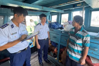 Cảnh sát biển làm việc với Thuyền trưởng Tàu TG 90297 TS.