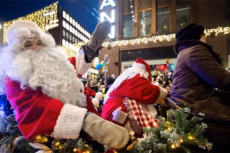 Các nghệ sỹ trong trang phục Ông già Noel tại Lễ Khai mạc chợ Giáng sinh tại Helsinki, Phần Lan. (Ảnh: THX/TTXVN)