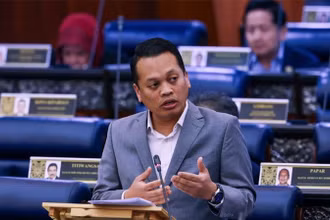 Bộ trưởng Tài nguyên và Môi trường bền vững Malaysia, Nik Nazmi Nik Ahmad trả lời chất vấn tại cuộc họp Hạ viện. (Ảnh: Bernama/TTXVN phát)