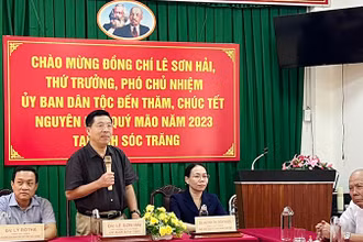 Thứ trưởng Lê Sơn Hải chúc Tết các vị có uy tín tiêu biểu của tỉnh Sóc Trăng.