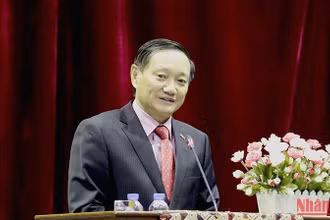 Đại sứ Việt Nam tại Lào Nguyễn Bá Hùng chia sẻ tại buổi nói chuyện. (Ảnh: Trịnh Dũng)