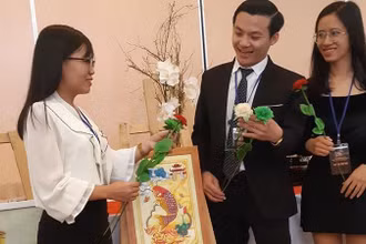 Dự án “Tranh và hoa làm từ vảy cá” của nhóm sinh viên Trường đại học Công nghệ Thành phố Hồ Chí Minh giành giải tiềm năng tại cuộc thi năm 2020.