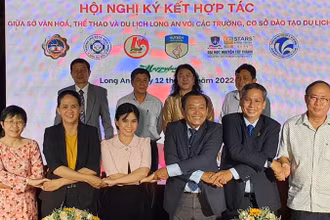 Lãnh đạo Sở Văn hóa, Thể thao và Du lịch Long An ký kết hợp tác với các trường đại học, cao đẳng, trung cấp có đào tạo chuyên ngành du lịch.