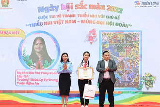Bí thư Trung ương Đoàn Thanh niên Cộng sản Hồ Chí Minh, Chủ tịch Hội đồng Đội Trung ương Nguyễn Phạm Duy Trang (bên trái) và đại diện các đơn vị liên quan trao giải đặc biệt tặng thí sinh Bùi Thị Thúy Xoan.
