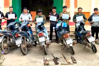 Các đối tượng và tang vật bị lực lượng Biên phòng bắt giữ.