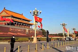 Quốc kỳ Việt Nam và Trung Quốc tung bay trên quảng trường Thiên An Môn, trong chuyến thăm Trung Quốc của Tổng Bí thư Nguyễn Phú Trọng, cuối năm 2022. (Ảnh: HỮU HƯNG)