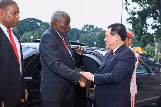Chủ tịch Quốc hội Vương Đình Huệ chào mừng Chủ tịch Quốc hội Cuba Esteban Lazo Hernandez.