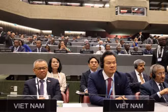 Phó Chủ nhiệm Ủy ban Đối ngoại của Quốc hội Nguyễn Mạnh Tiến cùng Đại sứ Mai Phan Dũng, Trưởng Phái đoàn Việt Nam tại Geneva và các đại biểu của đoàn Việt Nam tham dự Đại hội đồng IPU 149. (Ảnh: Anh Hiển/TTXVN)