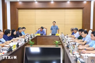 Toàn cảnh họp khẩn trong đêm của Bộ trưởng Tài nguyên và Môi trường Đỗ Đức Duy với tỉnh Yên Bái. (Ảnh: TTXVN)