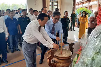 Lãnh đạo tỉnh Vĩnh Long dâng hương tại Khu lưu niệm vào sáng 13/9. (Ảnh: BÁ DŨNG)