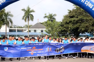 Đại diện các ban, ngành, đoàn thể và hàng nghìn bạn trẻ sôi nổi hưởng ứng chặng 13 chương trình "Những bước chân tình nguyện vì cộng đồng". 