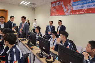 Đại diện Ban Tổ chức và các đơn vị liên quan kiểm tra công tác chuẩn bị trước giờ khởi tranh Vòng loại quốc gia Cuộc thi. 