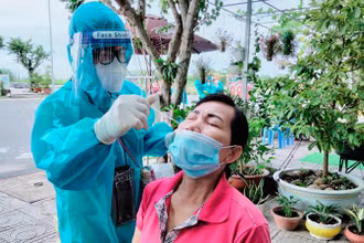  Nhân viên y tế lấy mẫu xét nghiệm Covid-19 do người dân ở phường Vĩnh Thanh, thành phố Rạch Giá, tỉnh Kiên Giang (Ảnh minh họa)