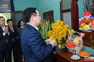 Chủ tịch Quốc hội Vương Đình Huệ và các đại biểu dâng hương tưởng nhớ Chủ tịch Hồ Chí Minh. (Ảnh: DUY LINH)