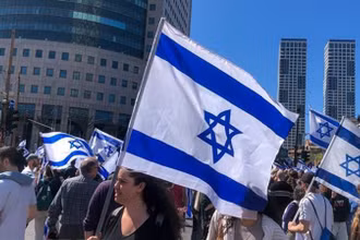 Người dân tụ tập trước tòa nhà các cơ quan chính phủ Israel đặt tại thành phố Tel Aviv hồi tháng 3 vừa qua. (Ảnh: Vũ Hội/TTXVN)