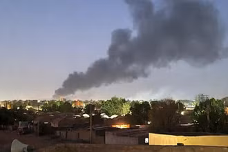 Khói bốc lên sau các cuộc giao tranh giữa quân đội Sudan và lực lượng bán quân sự RSF ở Khartoum (Sudan, ngày 6/5/2023. (Ảnh: AFP/TTXVN)