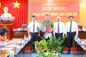 Thường trực Tỉnh ủy Bình Dương trao tặng hoa chúc mừng Bí thư Đảng ủy Công an tỉnh Bình Dương.
