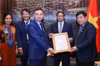 Thủ tướng Phạm Minh Chính chứng kiến trao Giấy chứng nhận đăng ký đầu tư cho Tập đoàn Khoa học kỹ thuật năng lượng mới Runergy đầu tư tại tỉnh Nghệ An. (Ảnh: NHẬT BẮC)