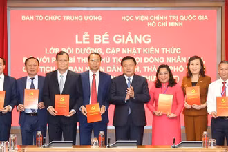 Đồng chí Nguyễn Xuân Thắng trao chứng chỉ tốt nghiệp cho các học viên Lớp học.