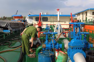 Lực lượng Công an thành phố Biên Hòa khám nghiệm khu vực trên tàu các đối tượng hút xăng để bán.