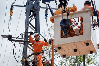 Công nhân EVNCPC khắc phục hậu quả nặng nề của lũ lụt ở Đà Nẵng năm 2022.