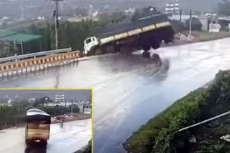 Xe tải bất ngờ lao sang phần đường bên trái và lật nghiêng đè chết hai người đi xe máy.