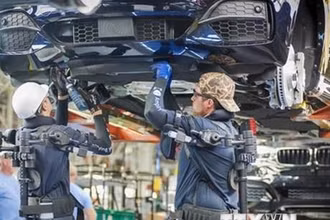 Công nhân làm việc trên dây chuyền sản xuất xe ô tô của Hãng BMW (Đức). (Ảnh: DW/TTXVN)
