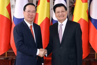 Chủ tịch nước Võ Văn Thưởng và Tổng Bí thư, Chủ tịch nước Lào Thongloun Sisoulith tại lễ đón. (Ảnh: Thống Nhất/TTXVN)