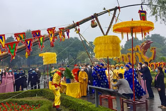 Nghi lễ cúng dựng cây nêu đón Tết tại Hoàng thành Thăng Long.