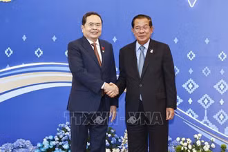 Chủ tịch Đảng Nhân dân Campuchia, Chủ tịch Thượng viện Campuchia Samdech Techo Hun Sen đón Chủ tịch Quốc hội Trần Thanh Mẫn dự Hội nghị. (Ảnh: TTXVN)